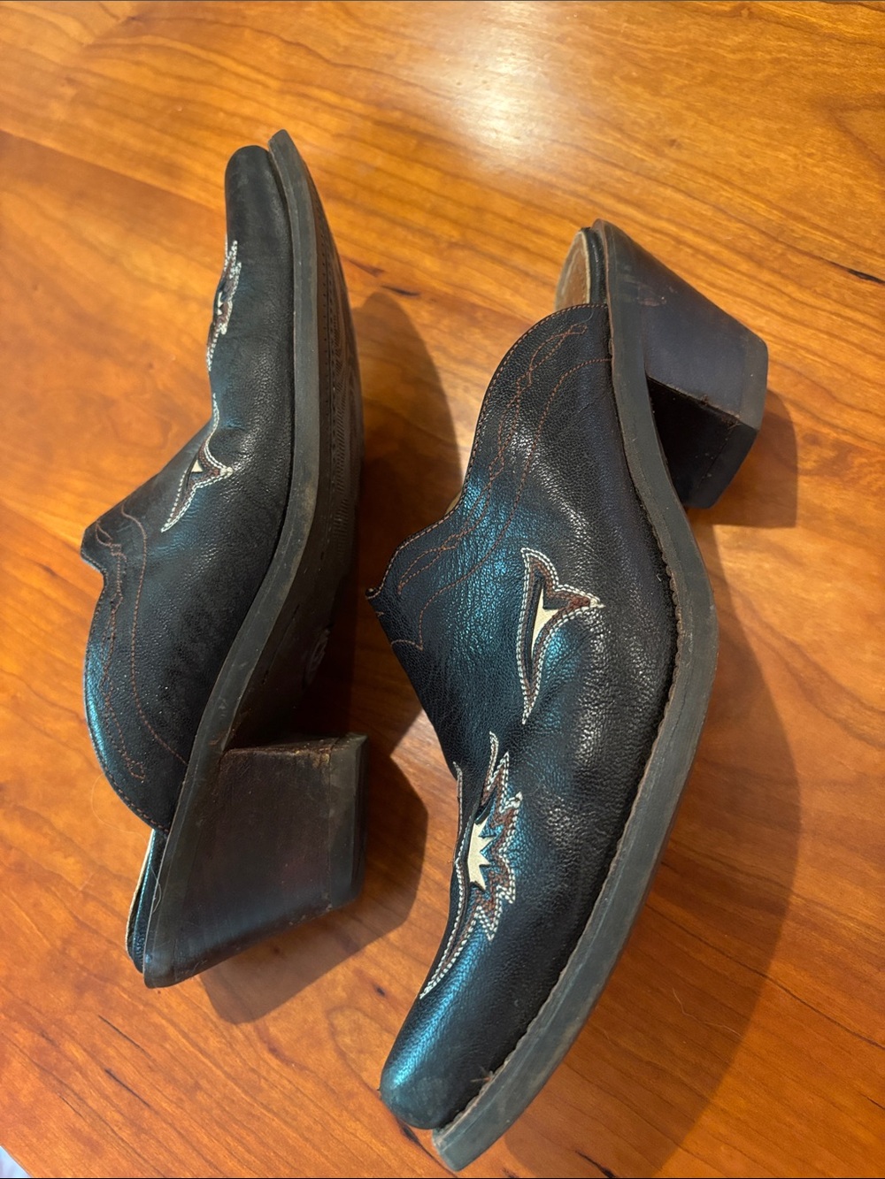 Women’s Black Leather Ariat mules
Size 8-8.5 or 39 - Picture 3 of 8